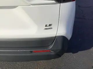 Toyota RAV4 2023 con tracción en las cuatro ruedas LE de 4 puertas SUV