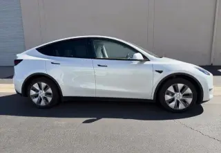 Tesla Model Y 2023 4dr Crossover