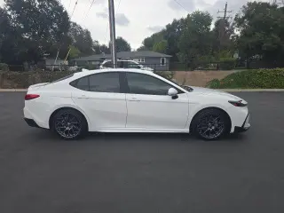 Toyota Camry 2025 SE sedán 4 puertas