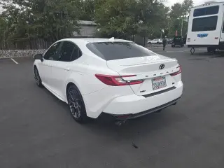 Toyota Camry 2025 SE sedán 4 puertas