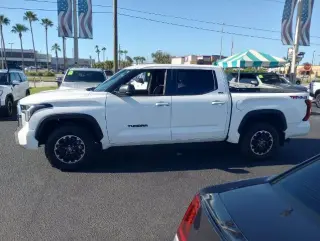 Toyota Tundra 2025 4x4 SR5 4dr CrewMax Cab Pickup SB