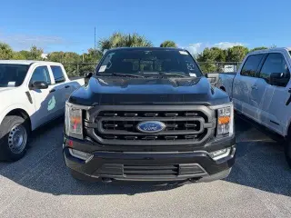 Ford F-150 2023 4x4 XLT 4dr SuperCrew con cabina de 6.5 pies de longitud.
