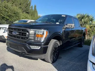 Ford F-150 2023 4x4 XLT 4dr SuperCrew con cabina de 6.5 pies de longitud.
