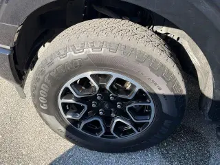 Ford F-150 2023 4x4 XLT 4dr SuperCrew con cabina de 6.5 pies de longitud.