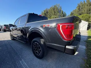 Ford F-150 2023 4x4 XLT 4dr SuperCrew con cabina de 6.5 pies de longitud.