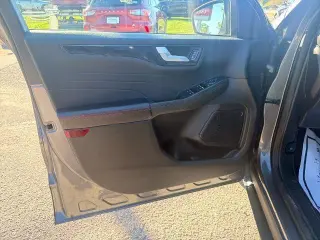 Ford Escape 2023 con transmisión automática a las cuatro ruedas y ST-Line, SUV de cuatro puertas
