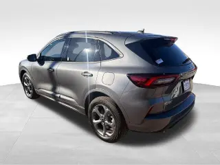 Ford Escape 2023 con transmisión automática a las cuatro ruedas y ST-Line, SUV de cuatro puertas