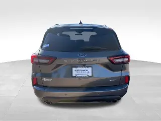 Ford Escape 2023 con transmisión automática a las cuatro ruedas y ST-Line, SUV de cuatro puertas
