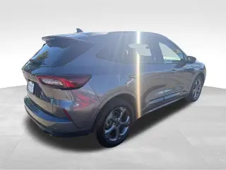 Ford Escape 2023 con transmisión automática a las cuatro ruedas y ST-Line, SUV de cuatro puertas