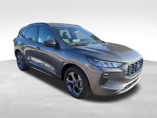 Ford Escape 2023 con transmisión automática a las cuatro ruedas y ST-Line, SUV de cuatro puertas