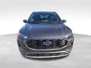 Ford Escape 2023 con transmisión automática a las cuatro ruedas y ST-Line, SUV de cuatro puertas