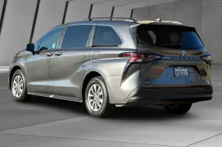 Toyota Sienna 2025 XLE 8-Pasajeros 4dr Mini-Van