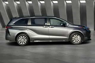 Toyota Sienna 2025 XLE 8-Pasajeros 4dr Mini-Van