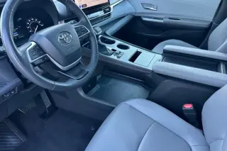 Toyota Sienna 2025 XLE 8-Pasajeros 4dr Mini-Van