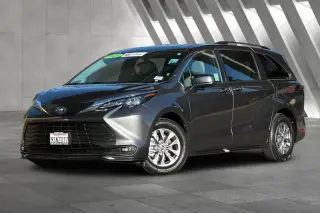 Toyota Sienna 2025 XLE 8-Pasajeros 4dr Mini-Van
