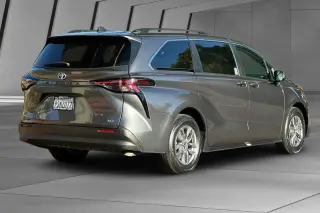 Toyota Sienna 2025 XLE 8-Pasajeros 4dr Mini-Van