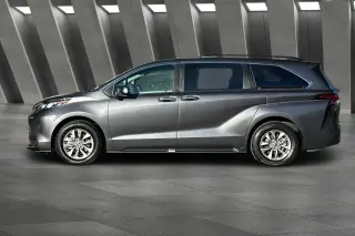 Toyota Sienna 2025 XLE 8-Pasajeros 4dr Mini-Van