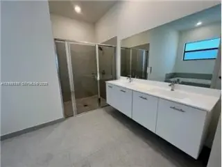 Propiedad de alquiler con 4 dormitorios y 3 baños en Miramar