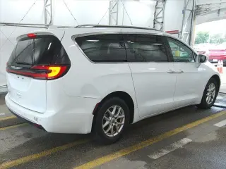 Chrysler Pacifica 2021 Touring L 4d Mini-Van