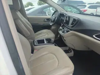 Chrysler Pacifica 2021 Touring L 4d Mini-Van