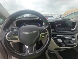 Chrysler Pacifica 2021 Touring L 4d Mini-Van