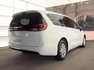 Chrysler Pacifica 2024 Touring L 4d Van Mini