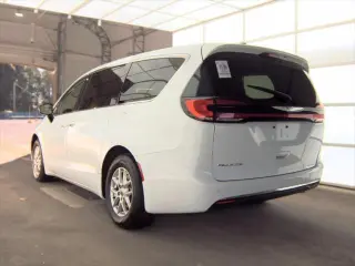 Chrysler Pacifica 2024 Touring L 4d Van Mini