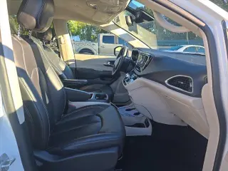 Chrysler Pacifica 2024 Touring L 4d Van Mini