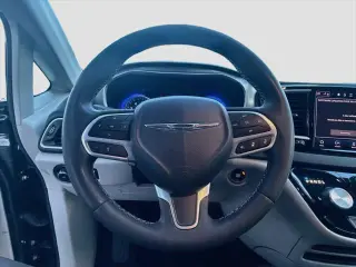 Chrysler Pacifica 2023 Touring L 4d Mini-Van