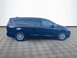 Chrysler Pacifica 2023 Touring L 4d Mini-Van