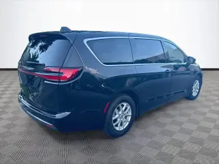 Chrysler Pacifica 2023 Touring L 4d Mini-Van