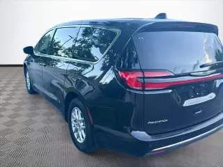 Chrysler Pacifica 2023 Touring L 4d Mini-Van
