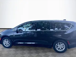 Chrysler Pacifica 2023 Touring L 4d Mini-Van