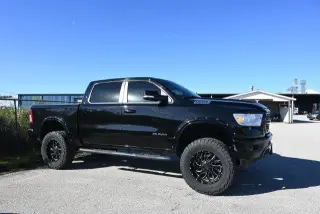 Ram 1500 2022 4x4 Lone Star 4 puertas Crew Cab 5.6 ft. SB Camioneta