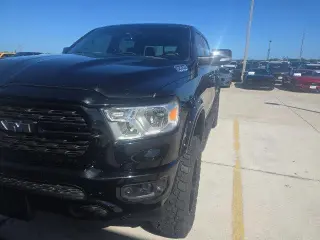 Ram 1500 2022 4x4 Lone Star 4 puertas Crew Cab 5.6 ft. SB Camioneta