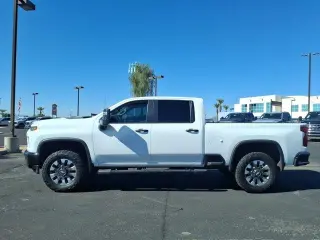 Chevrolet Silverado 2500HD 2023 4x4 Custom Cabina Crew 4 puertas