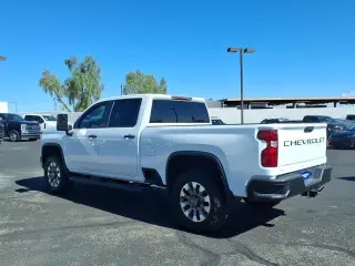 Chevrolet Silverado 2500HD 2023 4x4 Custom Cabina Crew 4 puertas
