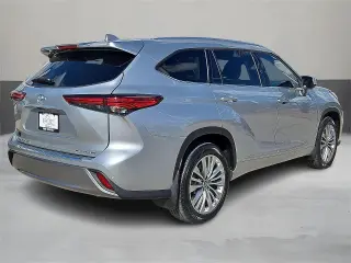 Toyota Highlander 2023 Platinum SUV 4 puertas