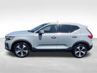 Volvo XC40 2025 AWD B5 Plus Tema Brillante 4dr SUV