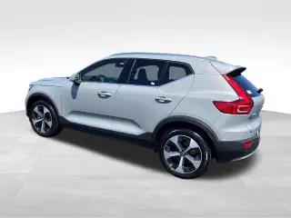 Volvo XC40 2025 AWD B5 Plus Tema Brillante 4dr SUV