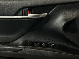 Toyota Camry 2023 SE Sedán 4 puertas