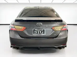 Toyota Camry 2023 SE Sedán 4 puertas