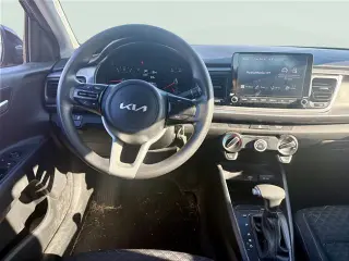 Vehículo Kia Rio 2023 LX de 4 puertas sedán