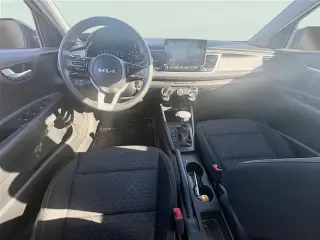 Vehículo Kia Rio 2023 LX de 4 puertas sedán