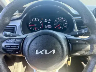 Vehículo Kia Rio 2023 LX de 4 puertas sedán