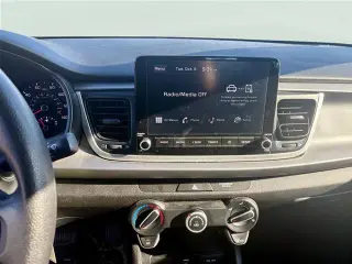 Vehículo Kia Rio 2023 LX de 4 puertas sedán