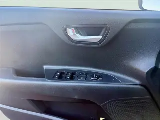 Vehículo Kia Rio 2023 LX de 4 puertas sedán