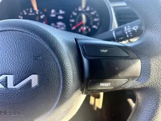 Vehículo Kia Rio 2023 LX de 4 puertas sedán