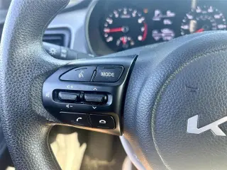 Vehículo Kia Rio 2023 LX de 4 puertas sedán