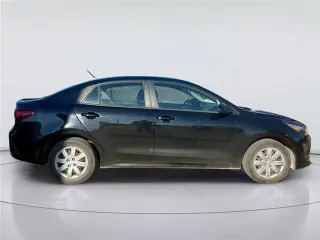 Vehículo Kia Rio 2023 LX de 4 puertas sedán